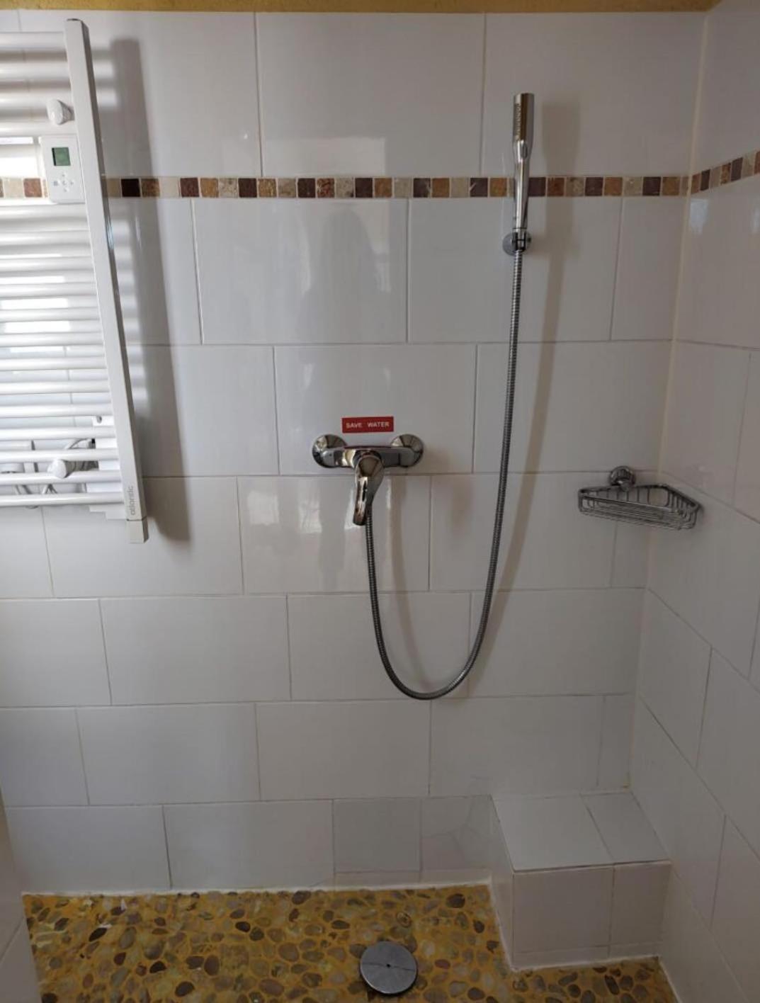 Dorm Hostel Camp Backpackers Marsiglia Esterno foto